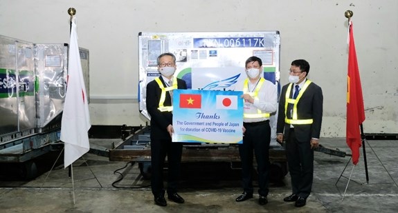 Batch of COVID-19 vaccine donated by Japan arrives in Vietnam hinh anh 2