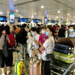 HCM City's airport gives COVID tests to passengers returning from north hinh anh 1