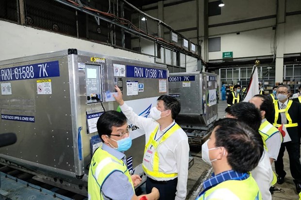 Batch of COVID-19 vaccine donated by Japan arrives in Vietnam hinh anh 3