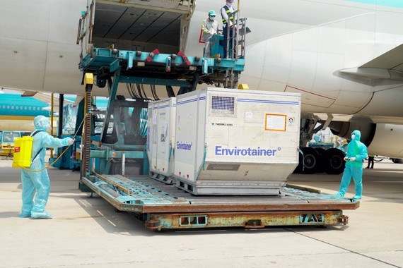 Additional 921,000 AstraZeneca vaccine doses arrive in Vietnam hinh anh 2