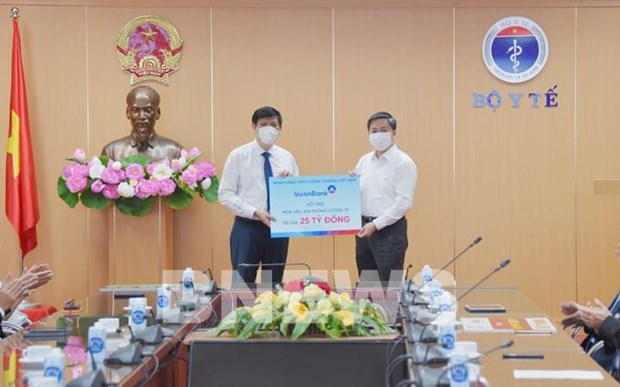 Banking sector, businesses hand over donations to COVID-19 vaccine fund hinh anh 2