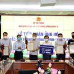 Finance Ministry raises 320 billion VND for COVID-19 vaccine fund hinh anh 1