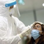 Hanoi conducts random COVID-19 testing for 1,000 people at Noi Bai airport hinh anh 1