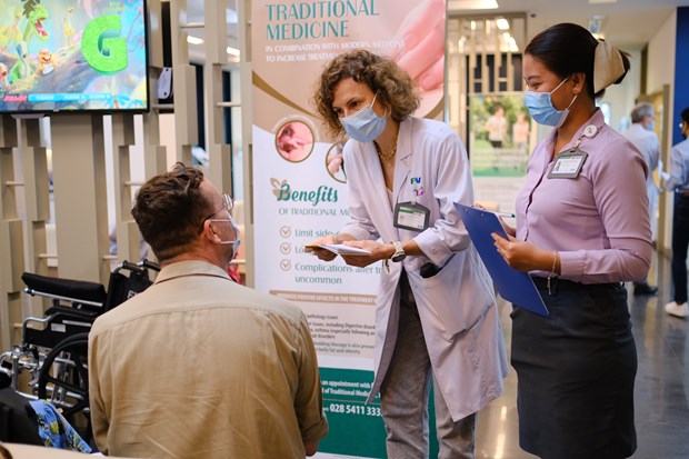 FV Hospital starts COVID-19 vaccination drive for French citizens, relatives in southern Vietnam hinh anh 4