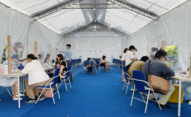 FV Hospital starts COVID-19 vaccination drive for French citizens, relatives in southern Vietnam hinh anh 2