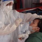 Vietnam records 8,616 new COVID-19 cases on November 15 hinh anh 1