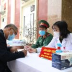 First 35 volunteers receive injections of home-grown COVID-19 vaccine in second-stage trial hinh anh 1