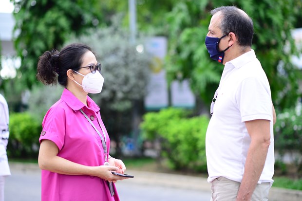 FV Hospital starts COVID-19 vaccination drive for French citizens, relatives in southern Vietnam hinh anh 5