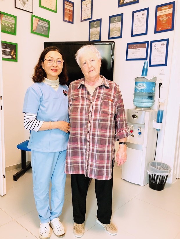 Vietnam's catgut embedding acupuncture method becoming popular in Europe hinh anh 3