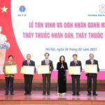 Vice President presents title of “People’s Doctor” to five doctors hinh anh 1