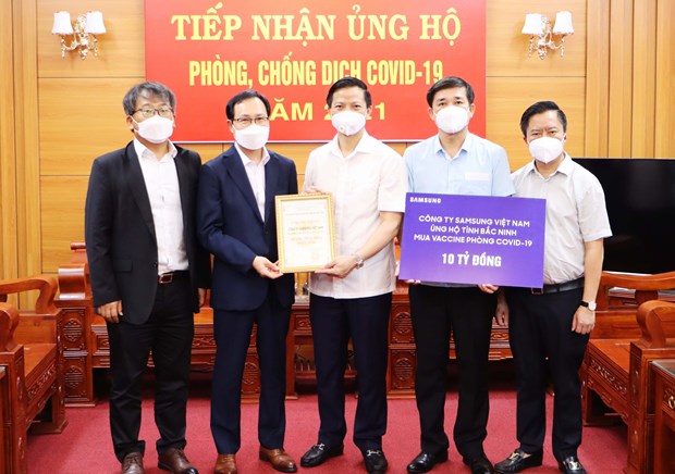 Health Minister works with Jonhson & Jonhson on COVID-19 vaccine supply hinh anh 2