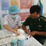 Nearly 900 border soldiers, medical workers in Tay Ninh get COVID-19 vaccine shots hinh anh 1