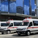 THACO donates ambulances, mobile vaccination trucks to HCM City hinh anh 1