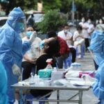 New COVID-19 outbreak in Hanoi reports 28 cases as of October 2 morning hinh anh 1