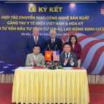 Vietnam, US firms partner in medical glove production hinh anh 1