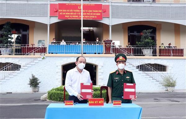 Defence ministry hands over 30 ambulances to support HCM City's COVID-19 fight hinh anh 2