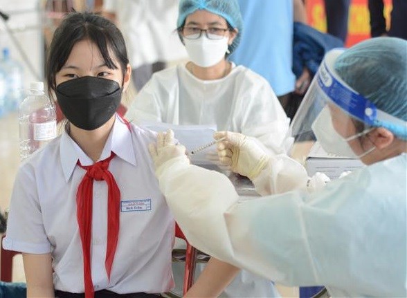 Over 374,200 doses of COVID-19 vaccines administered to children from 5 to under 12 years old hinh anh 2