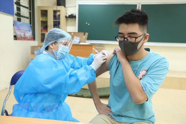 Vietnam must not relax control over Omicron, vaccinations must speed up: minister hinh anh 3