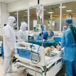 Top-level experts consult over conditions of three severe COVID-19 patients hinh anh 1