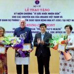 Three foreign experts honoured for supporting health sector in Vietnam hinh anh 1