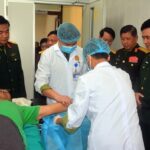 Vietnamese, Lao armies provide health care for 11,660 people hinh anh 1