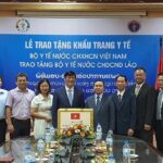 Ministry of Health presents 200,000 face masks to Lao counterpart hinh anh 1