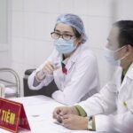 Volunteers receive second shots of Nanocovax vaccine hinh anh 1
