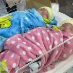 Twins survive after premature birth, weighing just 500g hinh anh 1