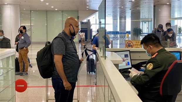 Vietnam drops COVID-19 vaccine certificates, quarantine requirements for foreign arrivals hinh anh 2