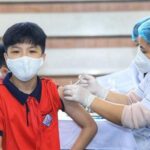 PM askes for efforts to complete COVID-19 vaccination for children hinh anh 1