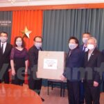 Embassy presents face masks to Vietnamese community in Czech Republic hinh anh 1