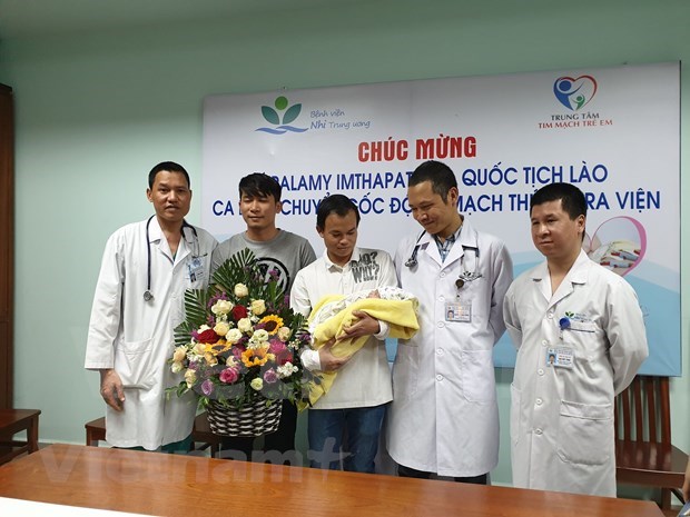 Lao newborn given complicated cardiac surgery by Vietnamese doctors hinh anh 2