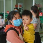 Vietnamese citizens returning from Wuhan discharged from hospital hinh anh 1