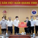 Health Ministry receives COVID-19 breath testing system from Vingroup hinh anh 1