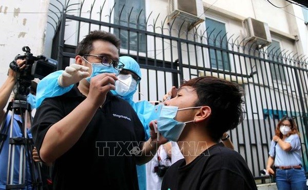 HCM City residents given guide for COVID-19 self-testing at home hinh anh 2