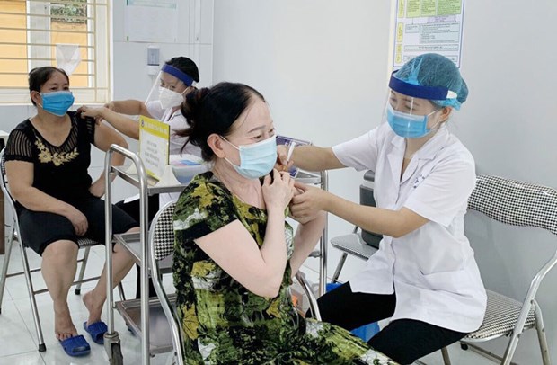 Concerted efforts bring Hanoi closer to herd immunity against COVID-19 hinh anh 2