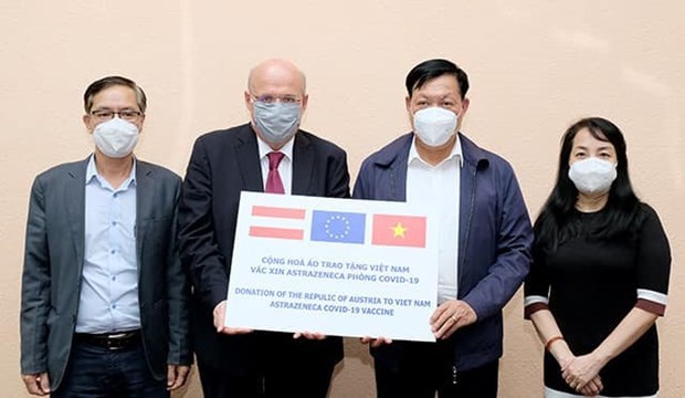 Vietnam receives 50,000 doses of COVID-19 vaccine from Austria hinh anh 2
