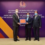 Vietnam presents antibacterial face masks to US hinh anh 1