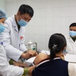 First shots of 75mcg dose of Nanocovax COVID-19 vaccine given to volunteers hinh anh 1