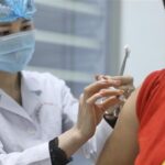 Vietnam seeks COVID-19 vaccine technology transfer hinh anh 1