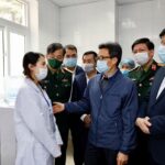 Deputy PM visits first COVID-19 vaccine trial volunteers hinh anh 1