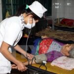 Vietnamese doctors offer free medicines to Lao veterans hinh anh 1