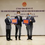 Vietnam presents medical supplies to Japan, Russia hinh anh 1