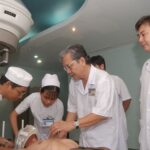 Cancer professor travels far to help patients hinh anh 1